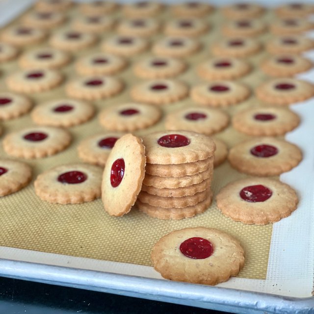 Follow your heart, especially if you smell some delicious jam #cookies! https://t.co/WAtzJK4bJT